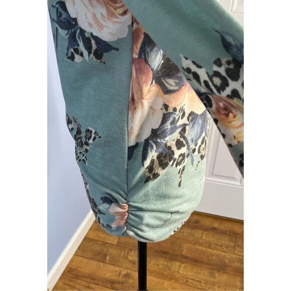Lime & Chili Women’s M Long Sleeve Floral and Animal Print Sweater Light Blue wi - Picture 4 of 7
